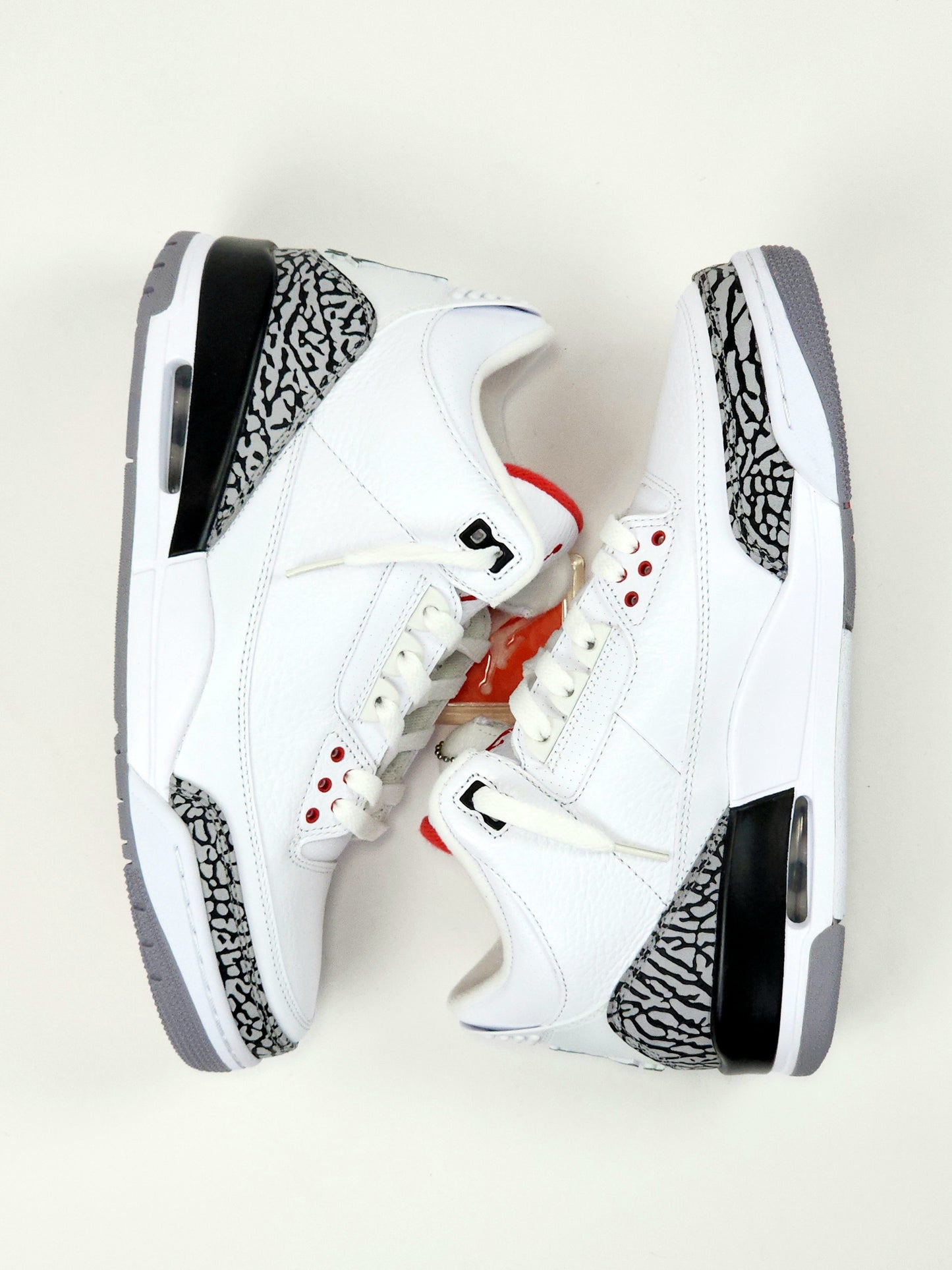 2011 AIR JORDAN 3 RETRO
WHITE CEMENT