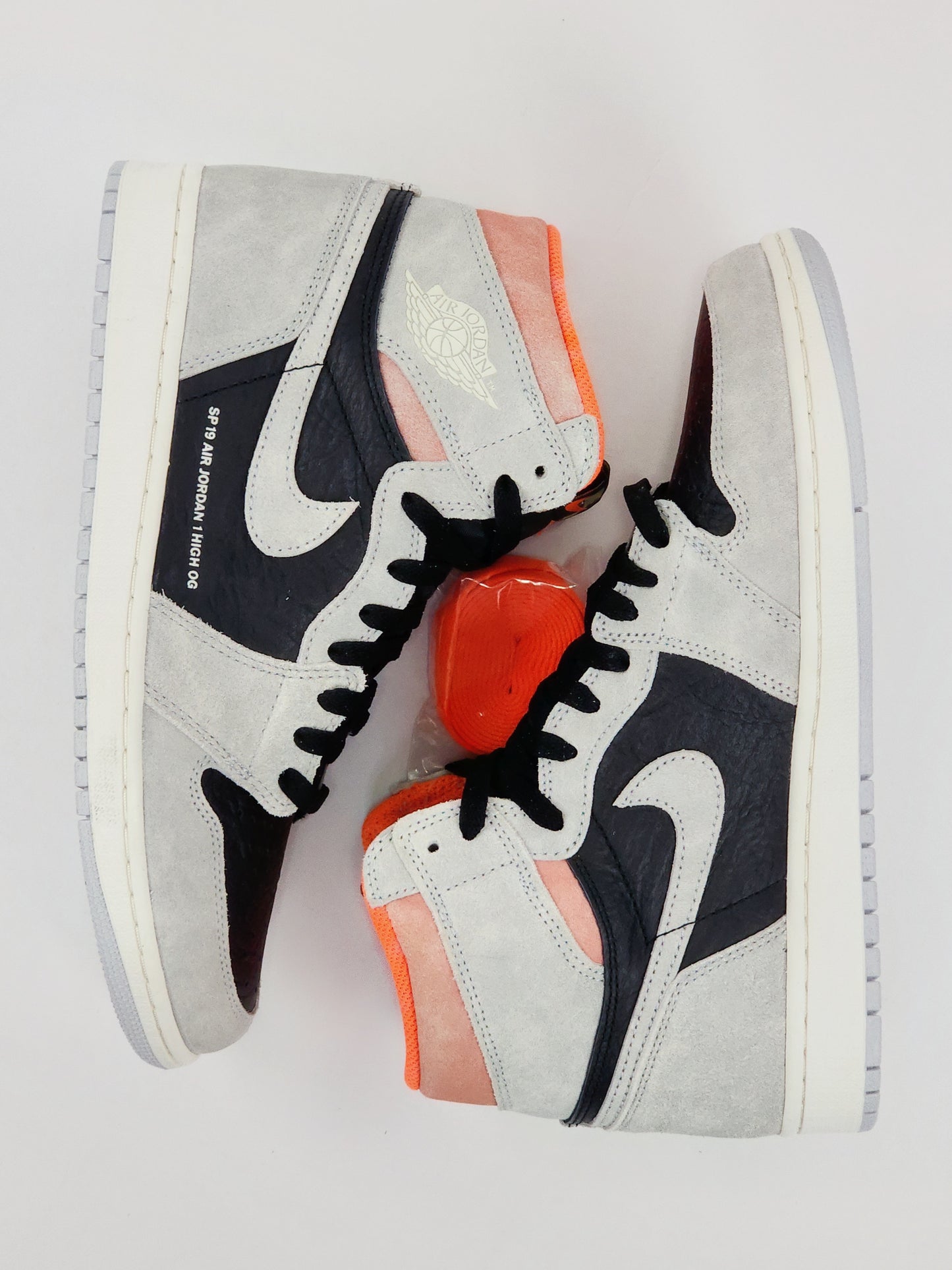 2019 AIR JORDAN 1 RETRO HIGH  NEUTRAL GREY HYPER CRIMSON