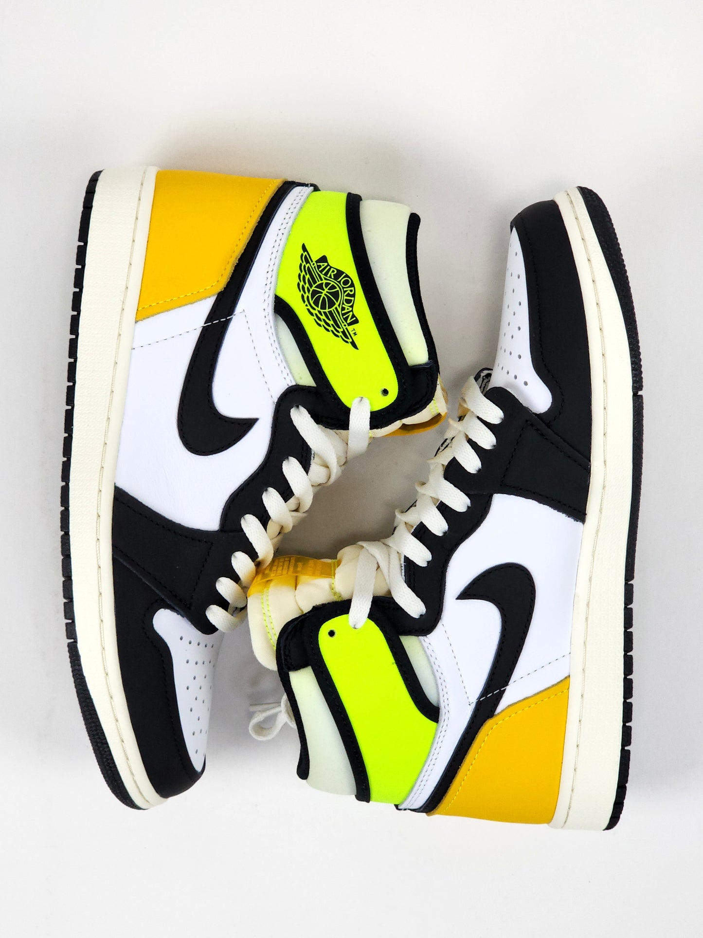 2021 AIR JORDAN 1 RETRO HIGH WHITE BLACK VOLT UNIVERSITY GOLD